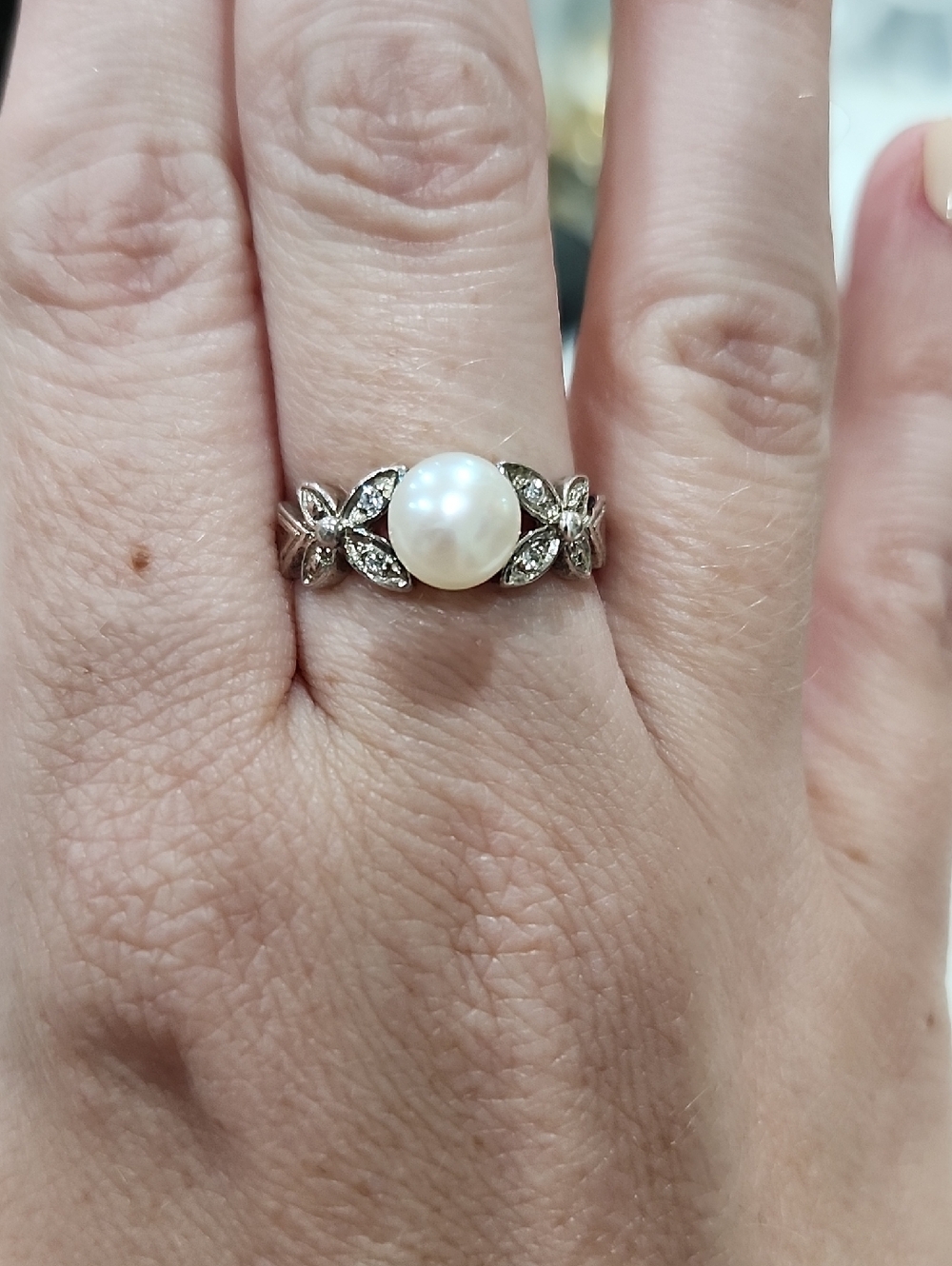 VINTAGE AVON .925 STERLING SILVER FRESHWATER PEARL AND CUBIC ZIRCONIA RING